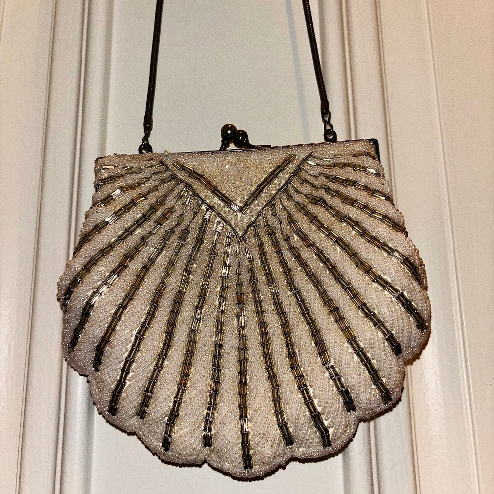 Vintage Hand Beaded Pearl Shell Evening Wedding Satin Silver Kiss Lock Hand bag